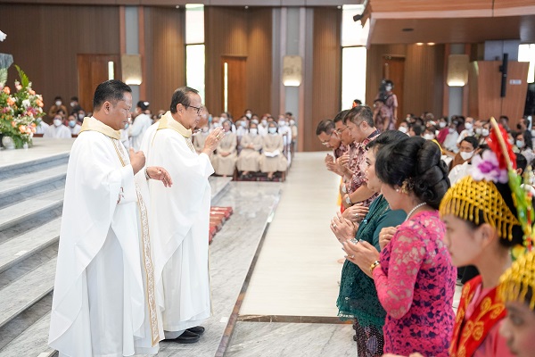 Uskup terima persembahan umat---